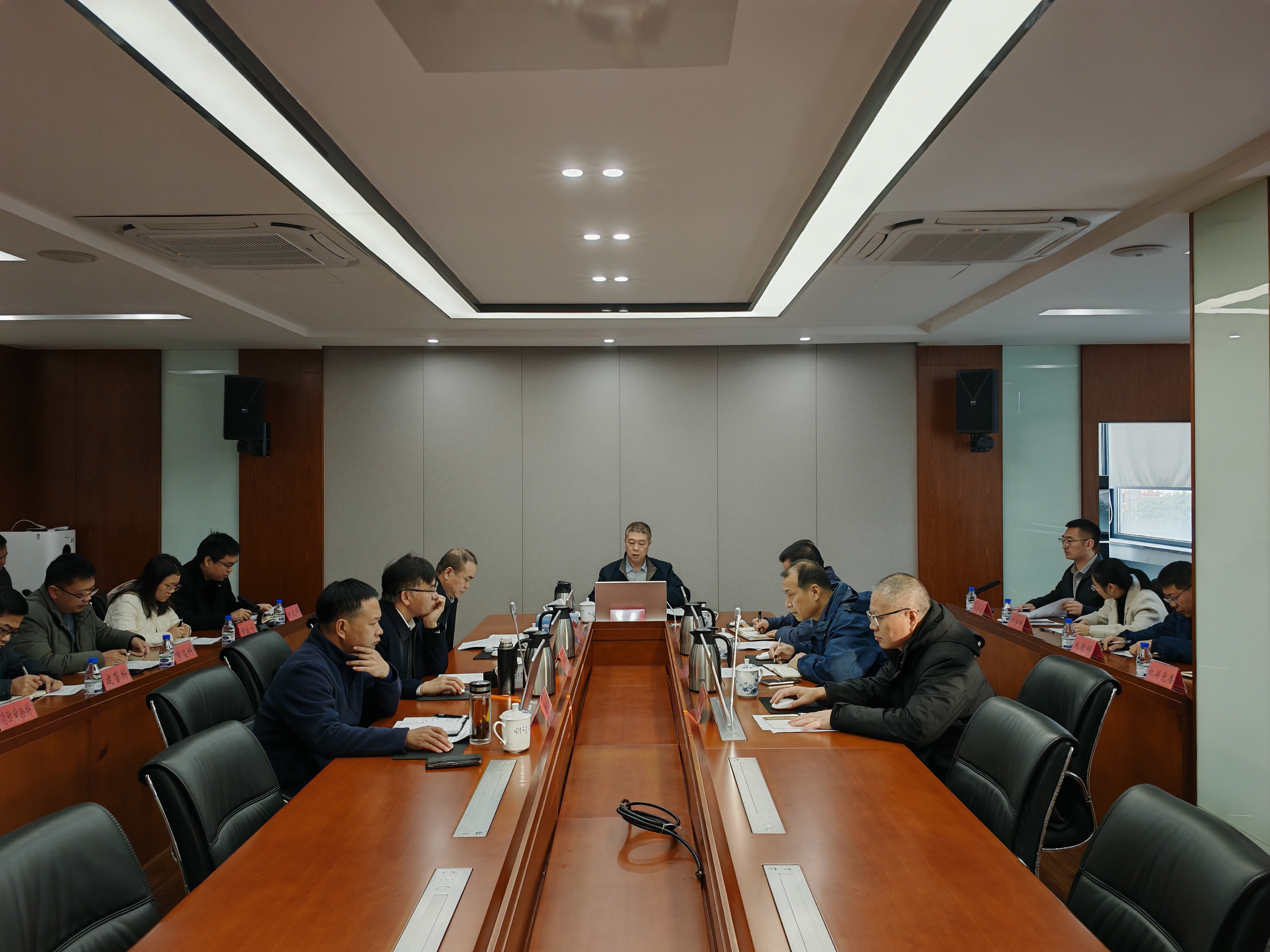 小丑撸
召开务虚会